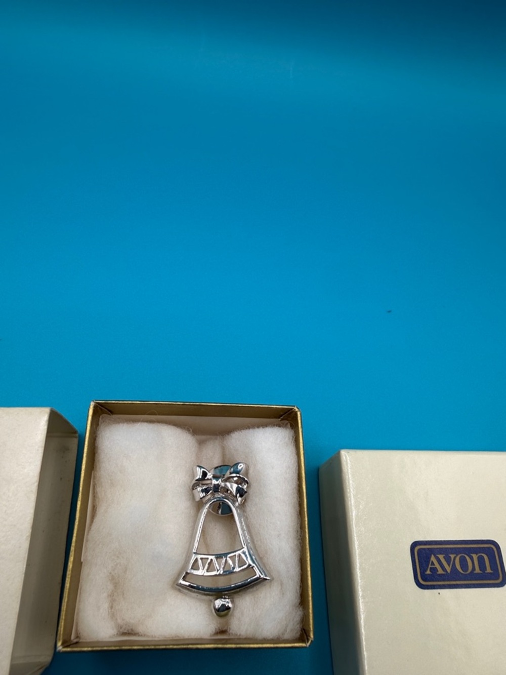 Vintage Avon Silver Tone Festive Bell Pin with Original Box - Picture 2 of 5